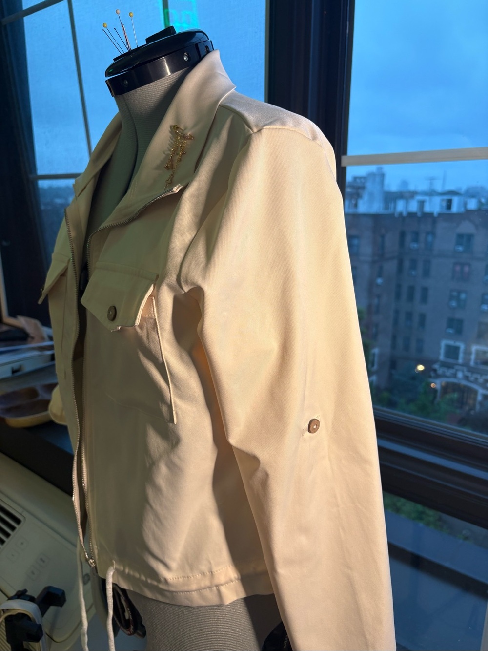 Women’s Lightweight Zip-Front Jacket in Cream with gold charm - Picture 5 of 8